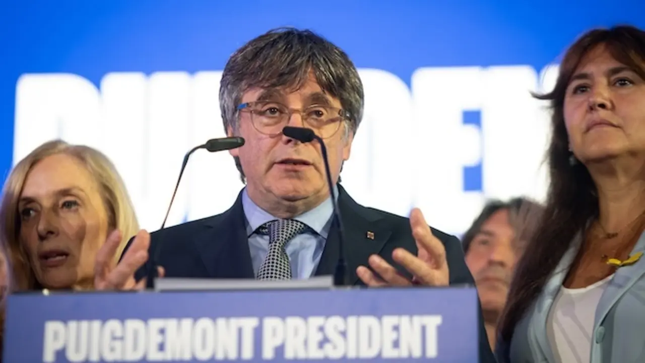 El expresidente de la Generalitat de Catalunya y candidato de Junts a las elecciones catalanas, Carles Puigdemont, comparece tras el recuento de votos durante el seguimiento de la jornada electoral de elecciones auton&oacute;micas de Catalu&ntilde;a, en Jean Carr&egrave;re Space, a 12 de mayo de 2024, en Argel&egrave;s (Francia). Casi seis millones de catalanes han sido llamados a las urnas hoy, 12 de mayo, para elegir a su nuevo presidente auton&oacute;mico para los pr&oacute;ximos cuatro a&ntilde;os. Hay 135 esca&ntilde;os en juego, en la que ser&aacute; la XIV legislatura de Catalu&ntilde;a, por lo que los candidatos de los diferentes partidos deben alcanzar una mayor&iacute;a absoluta de 68 esca&ntilde;os para hacerse con la Presidencia.
12 MAYO 2024;ELECCIONES;SEGUIMIENTO ELECTORAL;NOCHE ELECTORAL;
Gl&ograve;ria S&aacute;nchez / Europa Press
12/5/2024
