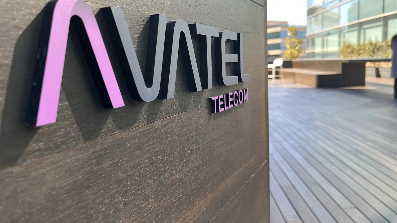 Logo de la empresa en una oficina. EP