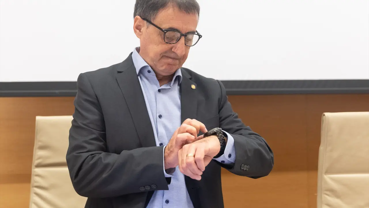 El exdirector general del Servicio de Salud de las Illes Balears, Manuel Palomino Chac&oacute;n, a su llegada a una Comisi&oacute;n de Investigaci&oacute;n, en el Congreso de los Diputados. / Eduardo Parra / Archivo