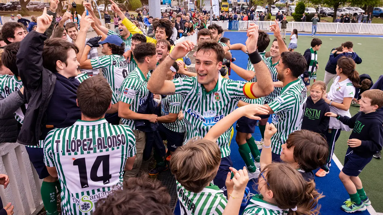 Los jugadores del Tenis celebran tras hacer historia. / M.C.