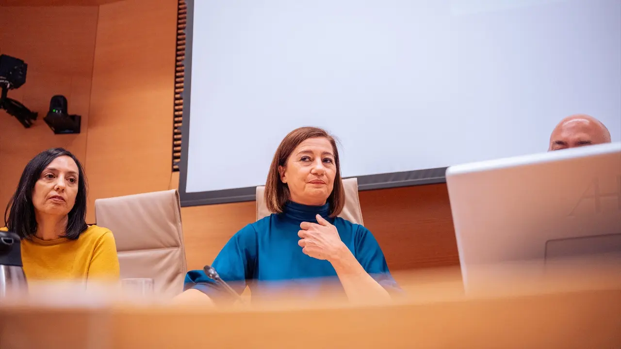 La presidenta del Congreso de los Diputados, Francina Armengol (c), comparece durante la Comisi&oacute;n sobre mascarillas en el Congreso de los Diputados. Gabriel Luengas