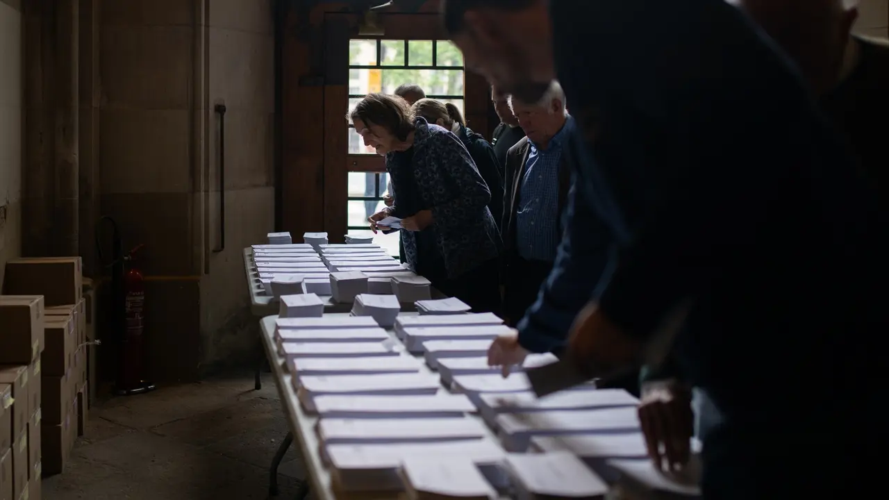 Varias personas ejercen su derecho a voto. Lorena Sop&ecirc;na