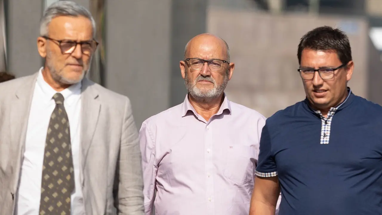 El ex diputado del PSOE Juan Bernardo Fuentes Curbelo, alias 'Tito Berni' (c) y su abogado (i). / EP / Archivo