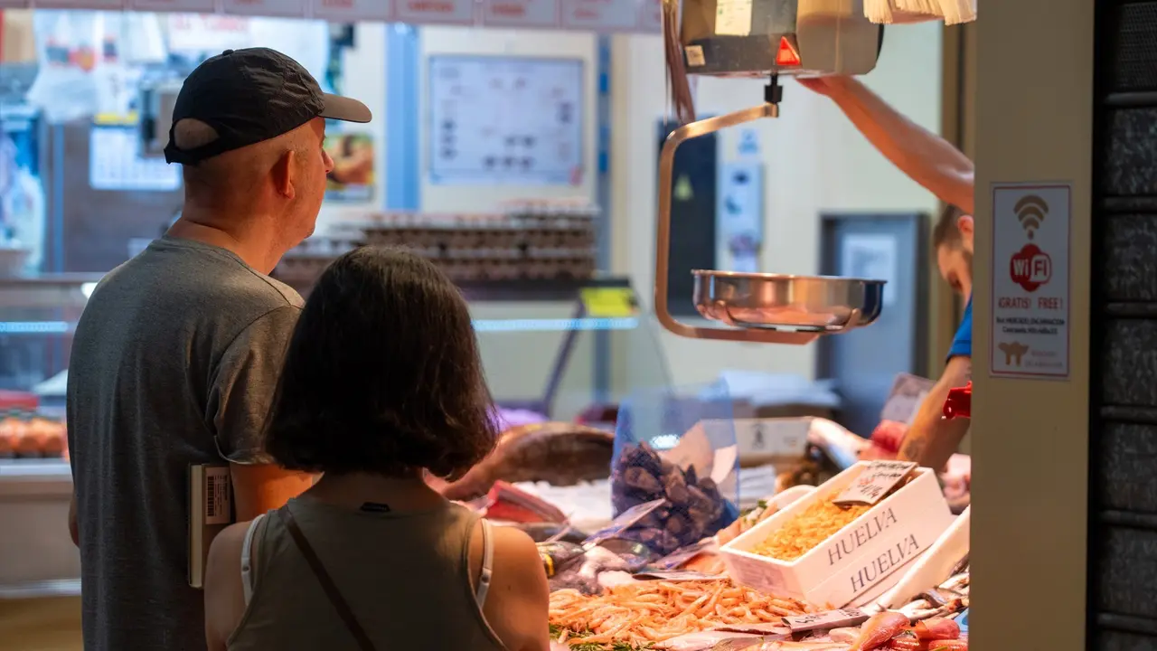 Dos personas comprando pescado en un mercado de abastos. / Eduardo Briones