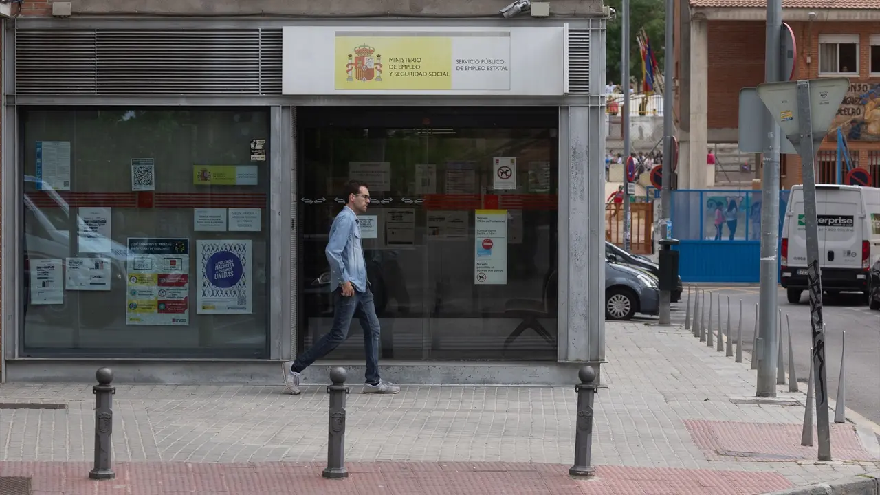 Una persona camina al lado de una oficina del SEPE. Eduardo Parra / Archivo