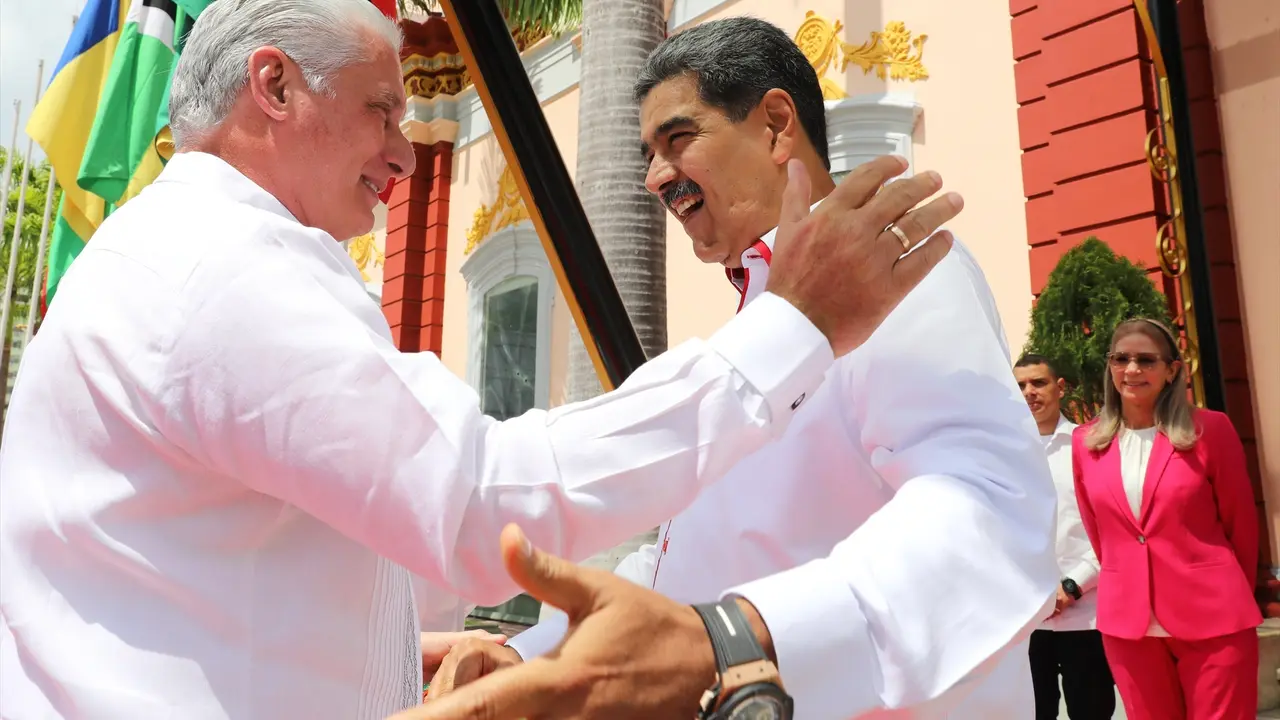El presidente de Venezuela, Nicol&aacute;s Maduro (d), recibe a su hom&oacute;logo de Cuba, Miguel D&iacute;az-Canel. EP / Archivo