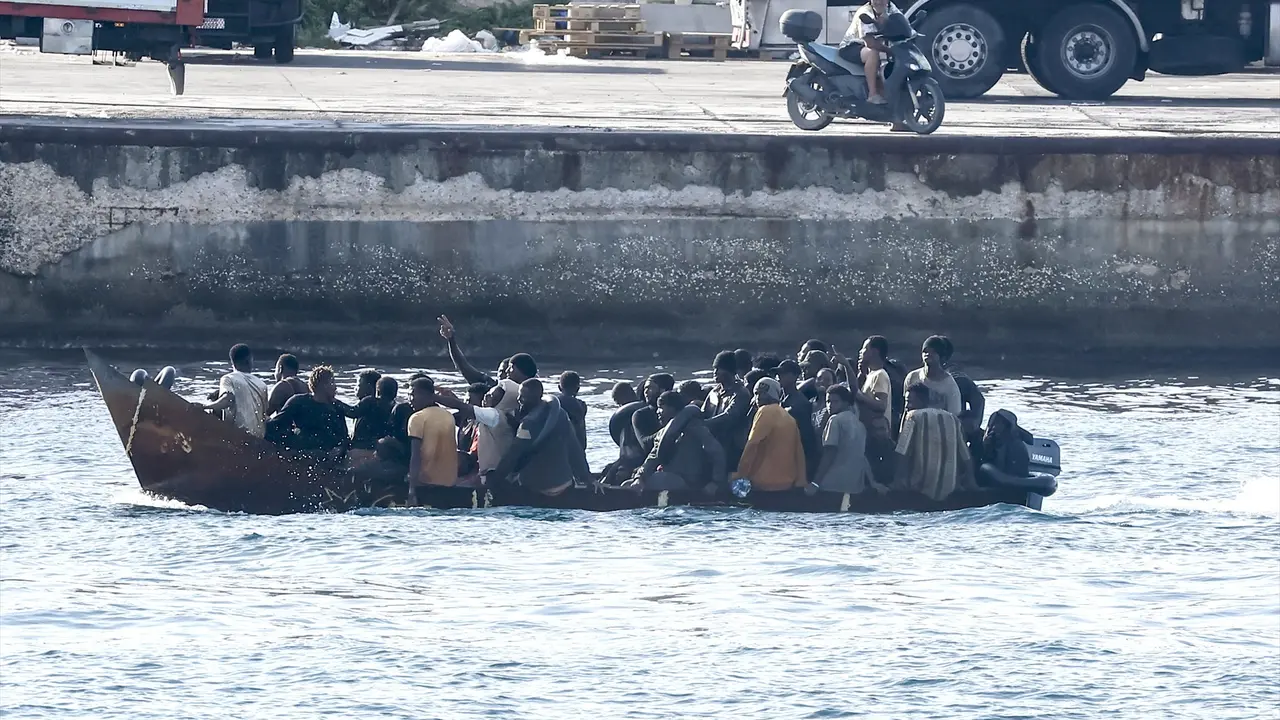 Un grupo de migrantes en una patera llega a la isla de Lampedusa.  Cecilia Fabiano / Archivo