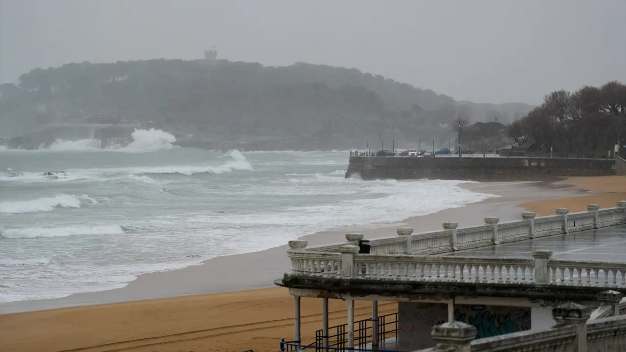 Vista del oleaje en Santander. / Archivo