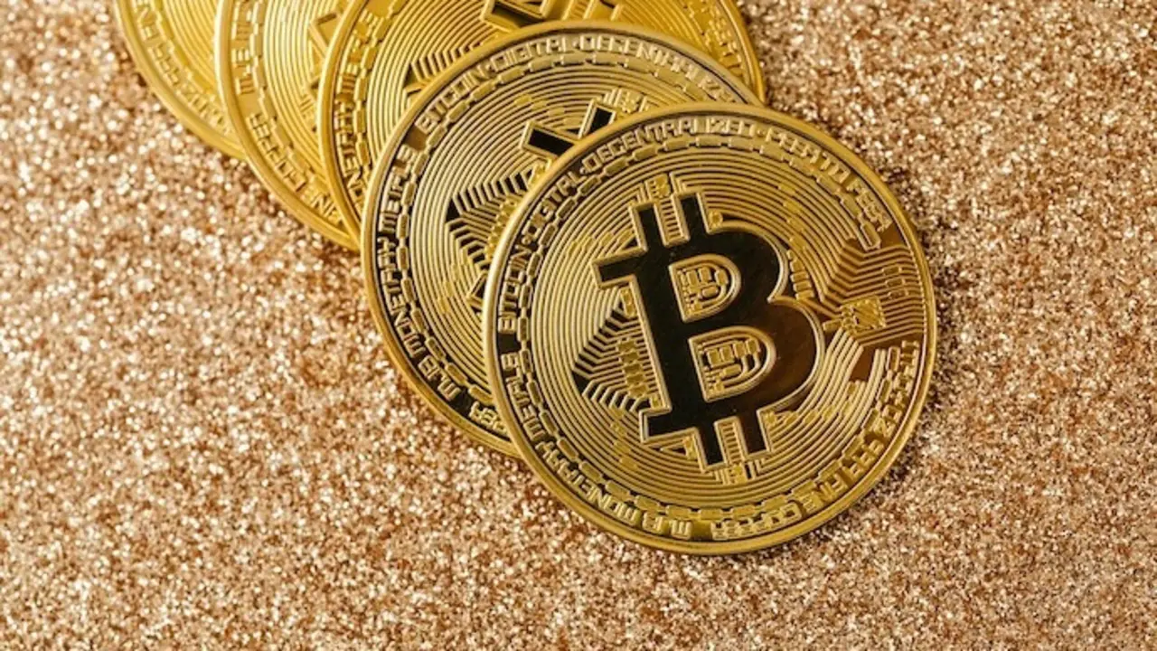 Varias monedas de Bitboins. / Pexels