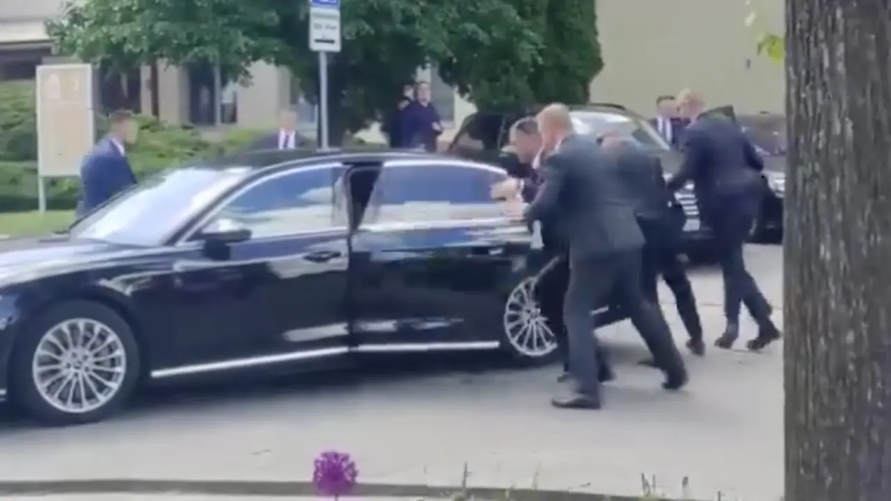 Momento en el que Roberto Fico es trasladado tras el tiroteo.