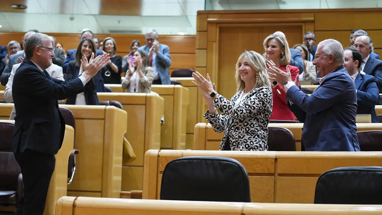 La portavoz del PP en el Senado, Alicia Garc&iacute;a (2d), el senador del PP Javier Arenas (d), aplauden la intervenci&oacute;n del senador del PP, Antonio Silv&aacute;n (i), durante una sesi&oacute;n plenaria en el Senado. Fernando S&aacute;nchez