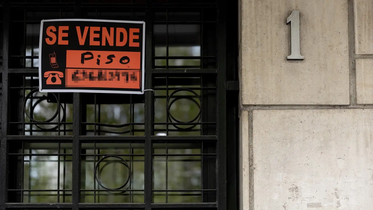 Vista de un cartel de 'Se vende' en un portal de un edificio. Eduardo Parra / Archivo