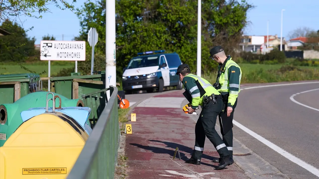 Dos agentes de la Guardia Civil investigan en el lugar donde ocurri&oacute; el triple atropello mortal en Suesa. / Archivo
