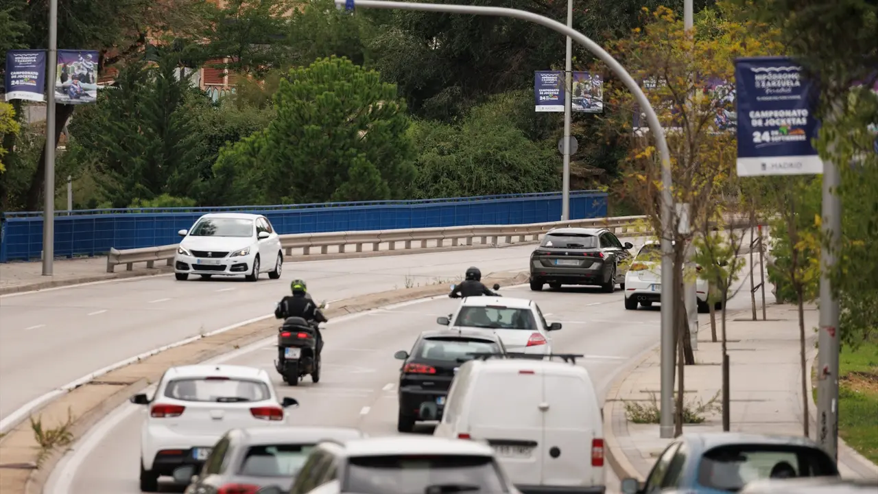 Coches circulan bajo un radar de tramo de carretera. Eduardo Parra / Archivo