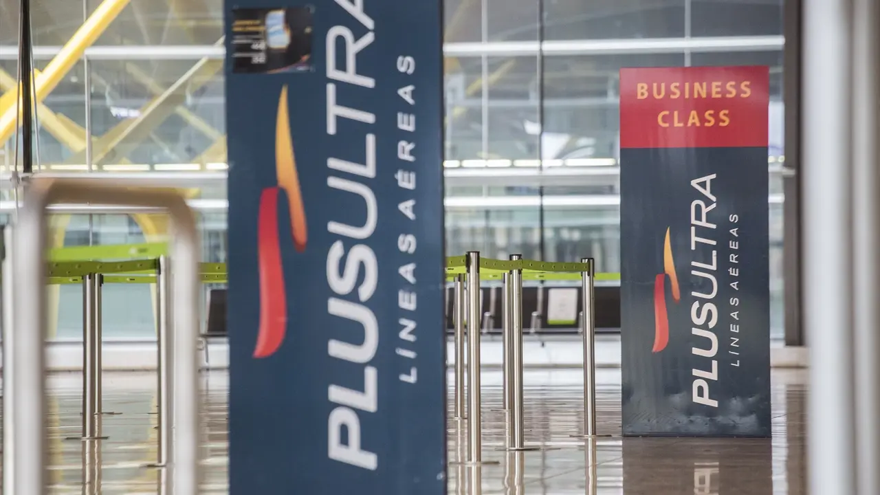 Un panel muestra informaci&oacute;n sobre vuelos de la aerol&iacute;nea Plus Ultra, en el aeropuerto de Madrid - Barajas Adolfo Su&aacute;rez. / Archivo
