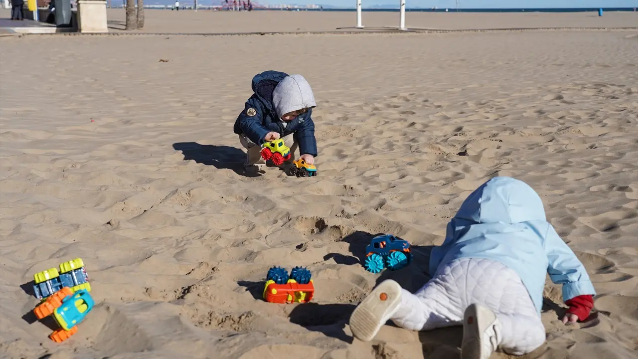 Dos ni&ntilde;os jugando en la playa. Eduardo Manzana / Archivo