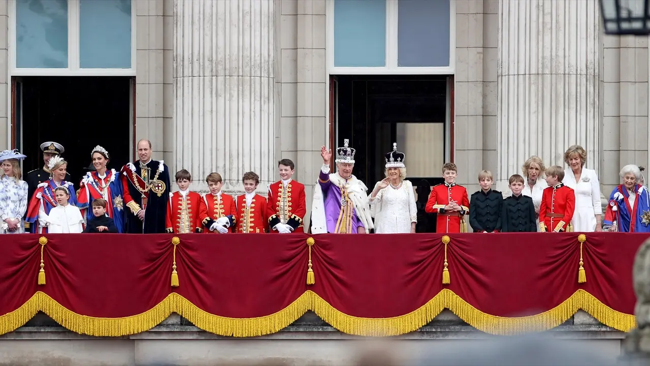 La familia real brit&aacute;nica desde el balc&oacute;n del palacio de Buckingham. LI YING / Archivo