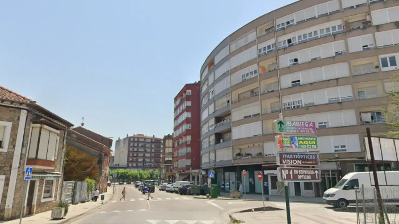 Vista de una calle de Los Corrales de Buelna. / A.E.