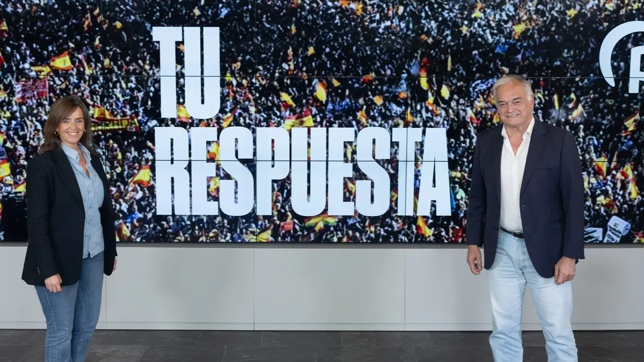 El director de campa&ntilde;a para las elecciones europeas del 9J y vicesecretario Institucional del PP, Esteban Gonz&aacute;lez Pons, y la vicesecretaria de Organizaci&oacute;n Territorial del PP, Carmen F&uacute;nez. / Eduardo Parra