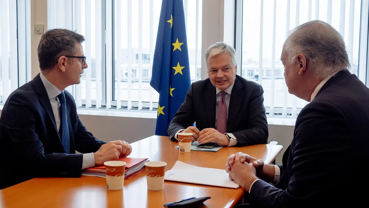 (I-D) El ministro de Presidencia, Justicia y Relaciones con las Cortes del Gobierno de Espa&ntilde;a, F&eacute;lix Bola&ntilde;os; el comisario europeo de Justicia Didier Reynders y el vicesecretario de Institucional del PP, Esteban Gonz&aacute;lez Pons, durante una reuni&oacute;n. Archivo