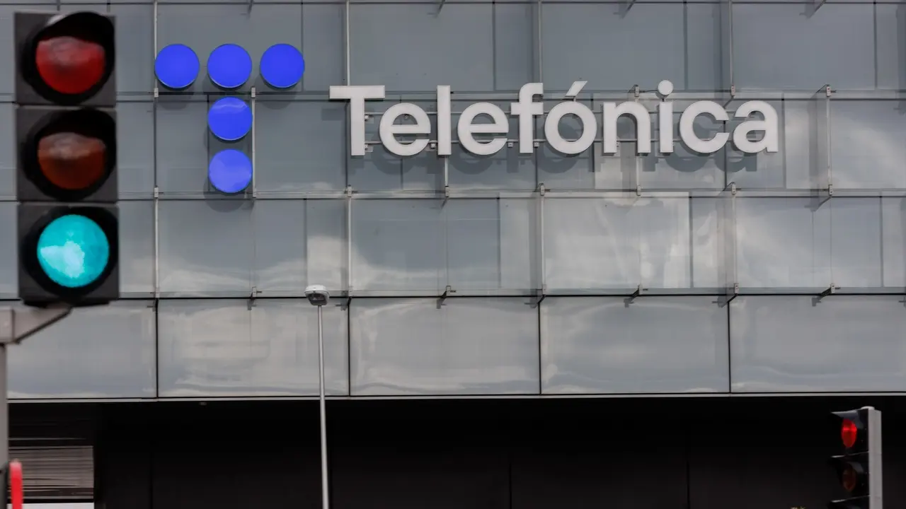 Un sem&aacute;foro en verde frente a la fachada de la sede de Telef&oacute;nica. Eduardo Parra / Archivo