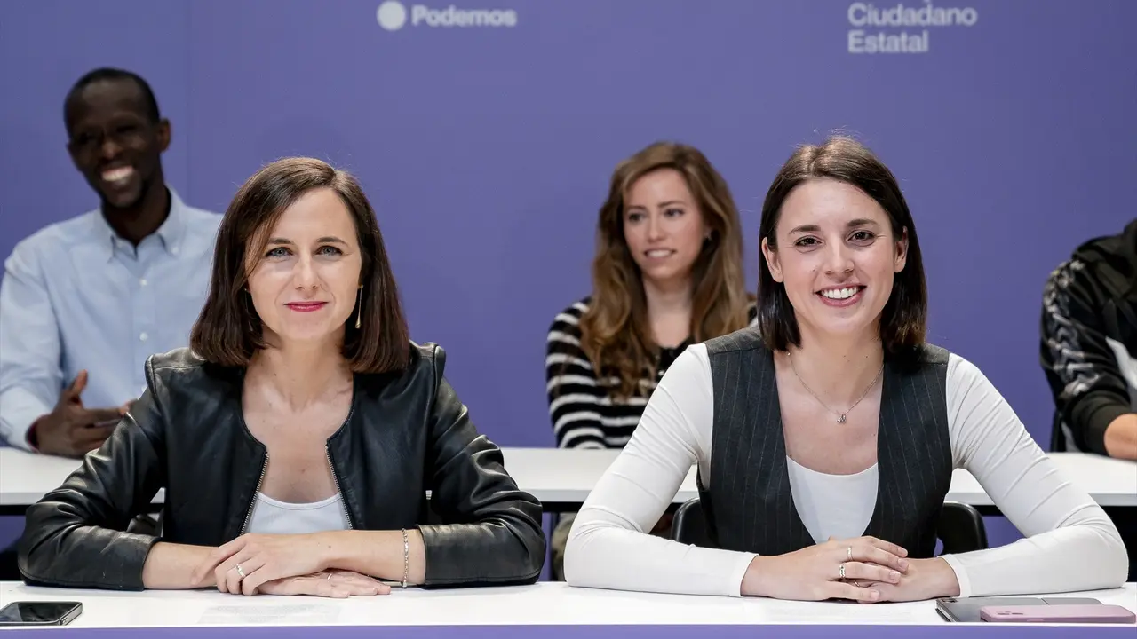 La secretaria general de Podemos, Ione Belarra (i), y la secretaria Pol&iacute;tica de Podemos y candidata del partido a las elecciones europeas, Irene Montero (d). A. P&eacute;rez Meca