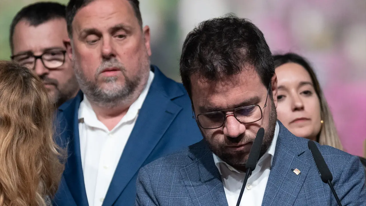 El presidente de la Generalitat de Catalunya y candidato de ERC a la reelecci&oacute;n, Pere Aragon&egrave;s (d), y el presidente de ERC, Oriol Junqueras (i), tras el recuento de votos del 12M.  David Zorrakino / Archivo