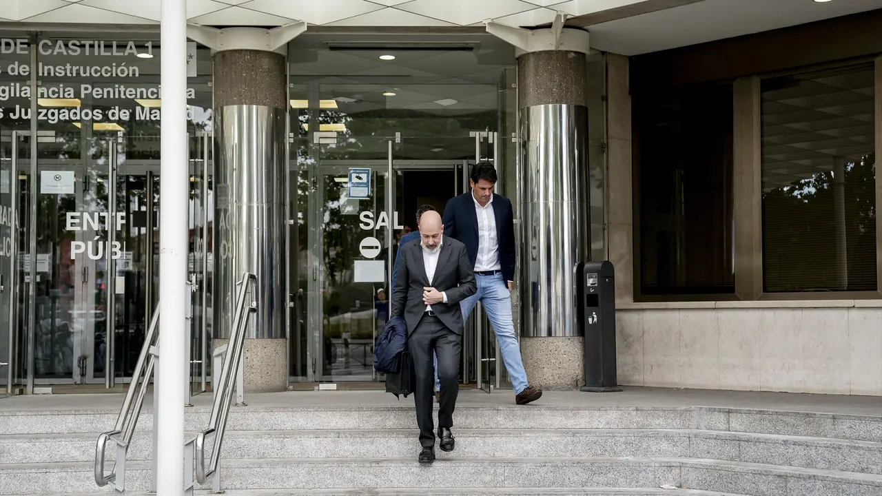 El director de 'El Confidencial', Nacho Cardero, a su salida de declarar por la denuncia de Manos Limpias contra Bego&ntilde;a G&oacute;mez, en los Juzgados de Plaza de Castilla. A. P&eacute;rez Meca
