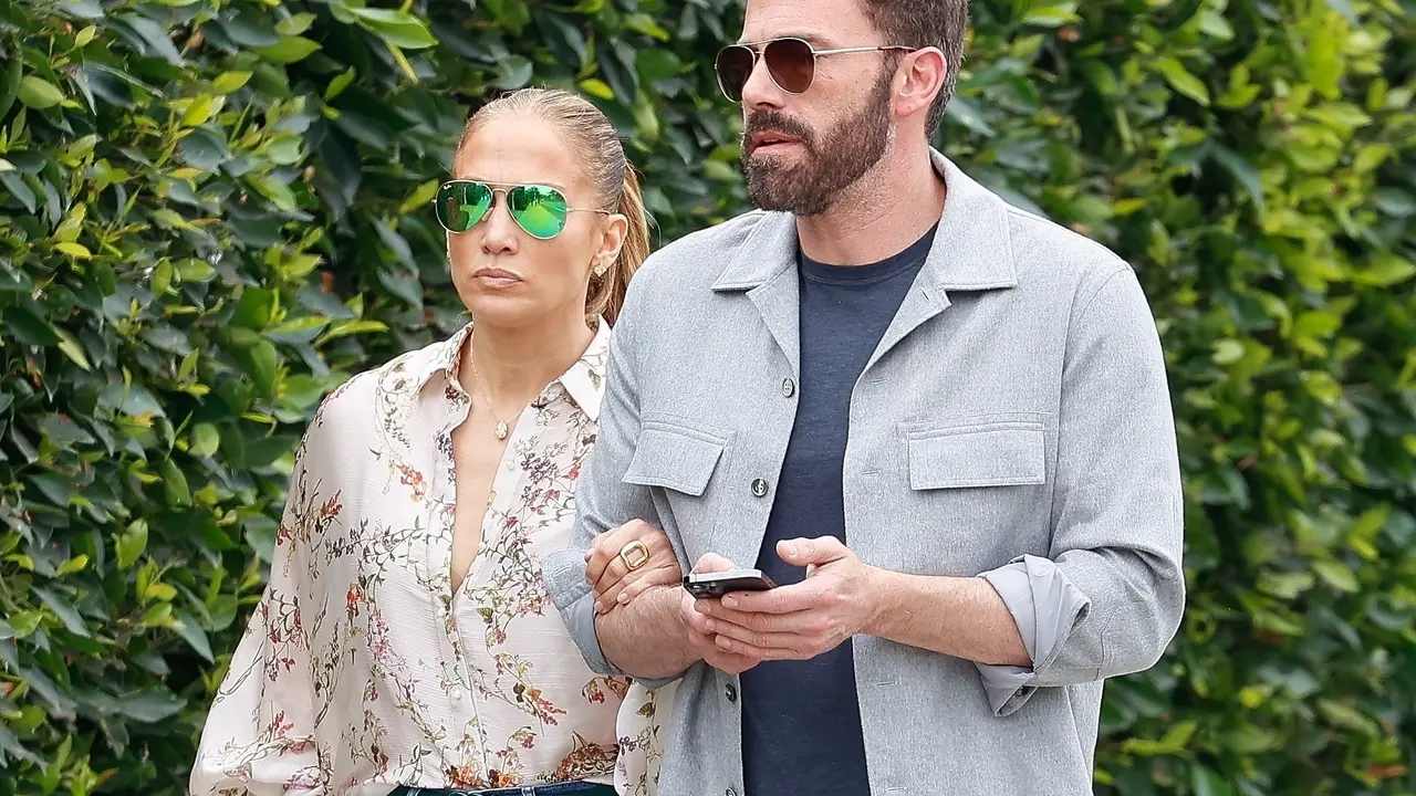 Jennifer L&oacute;pez y Ben Affleck paseando. / BACKGRID