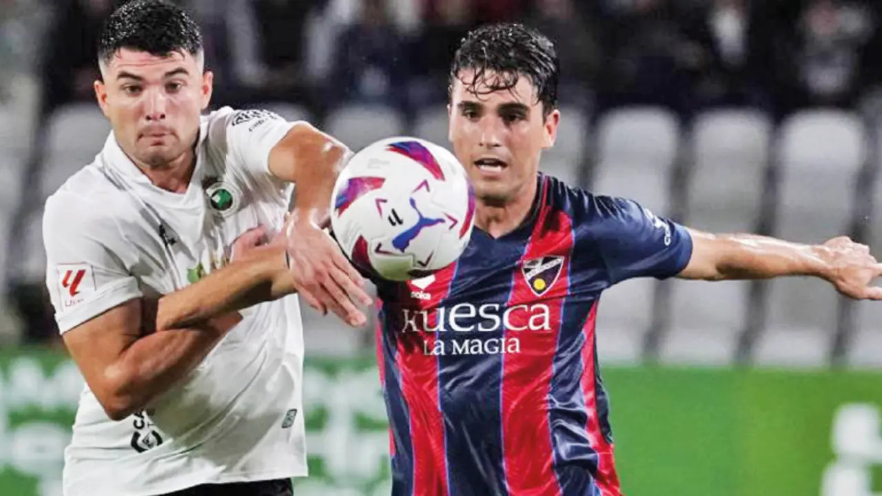 Aldasoro disputa un bal&oacute;n en uno de los partidos del Huesca en El Sardinero. / LH