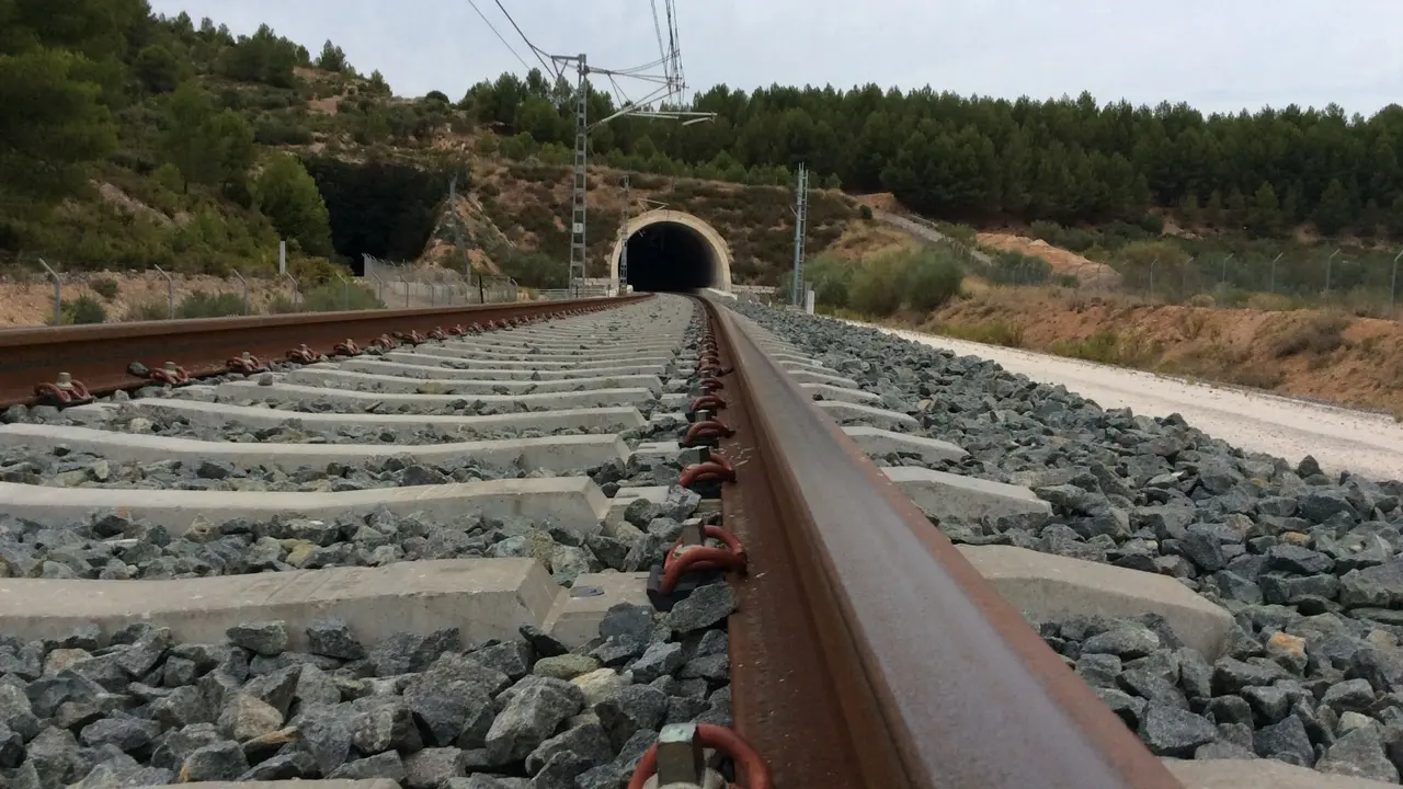 Vista de las v&iacute;as del tren. EP / Archivo