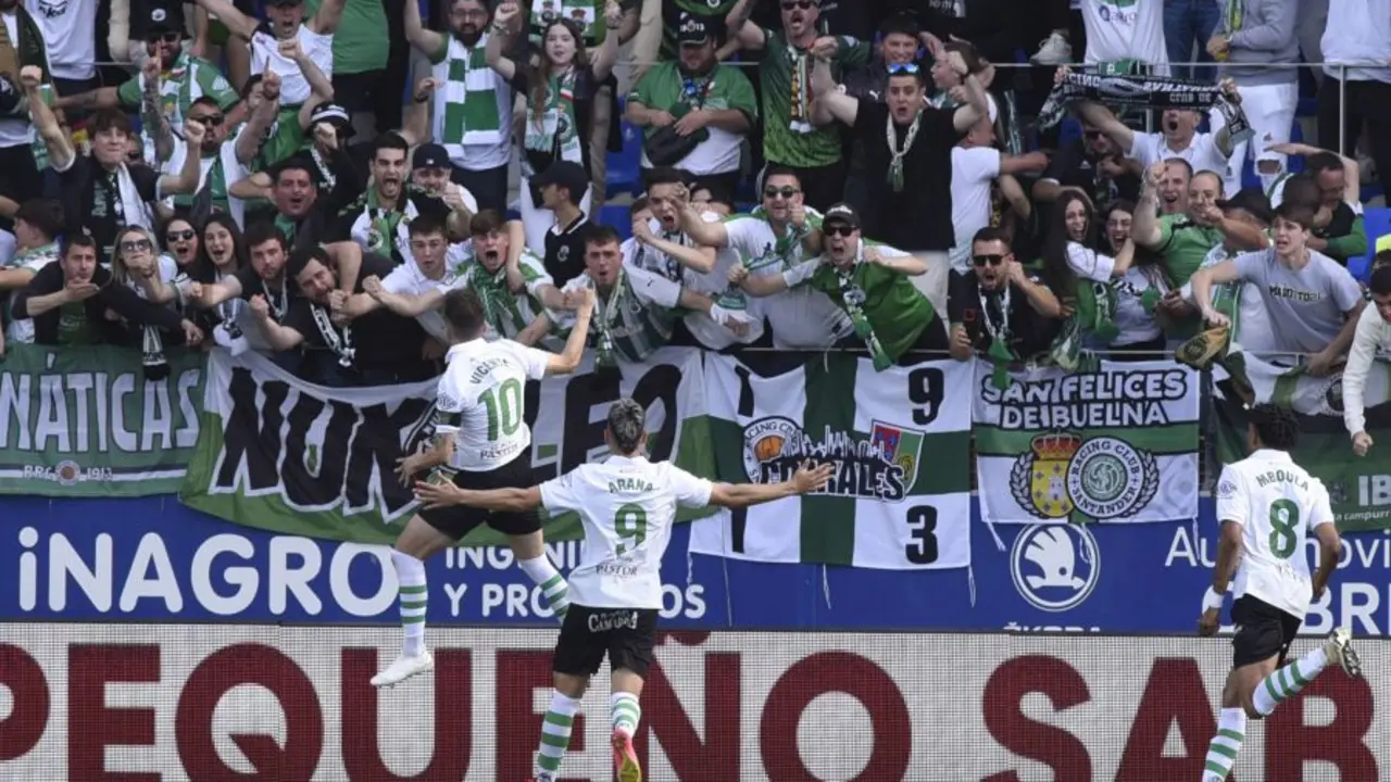 Los jugadores del Racing celebran el gol con la afici&oacute;n. / Liga Hypermotion
