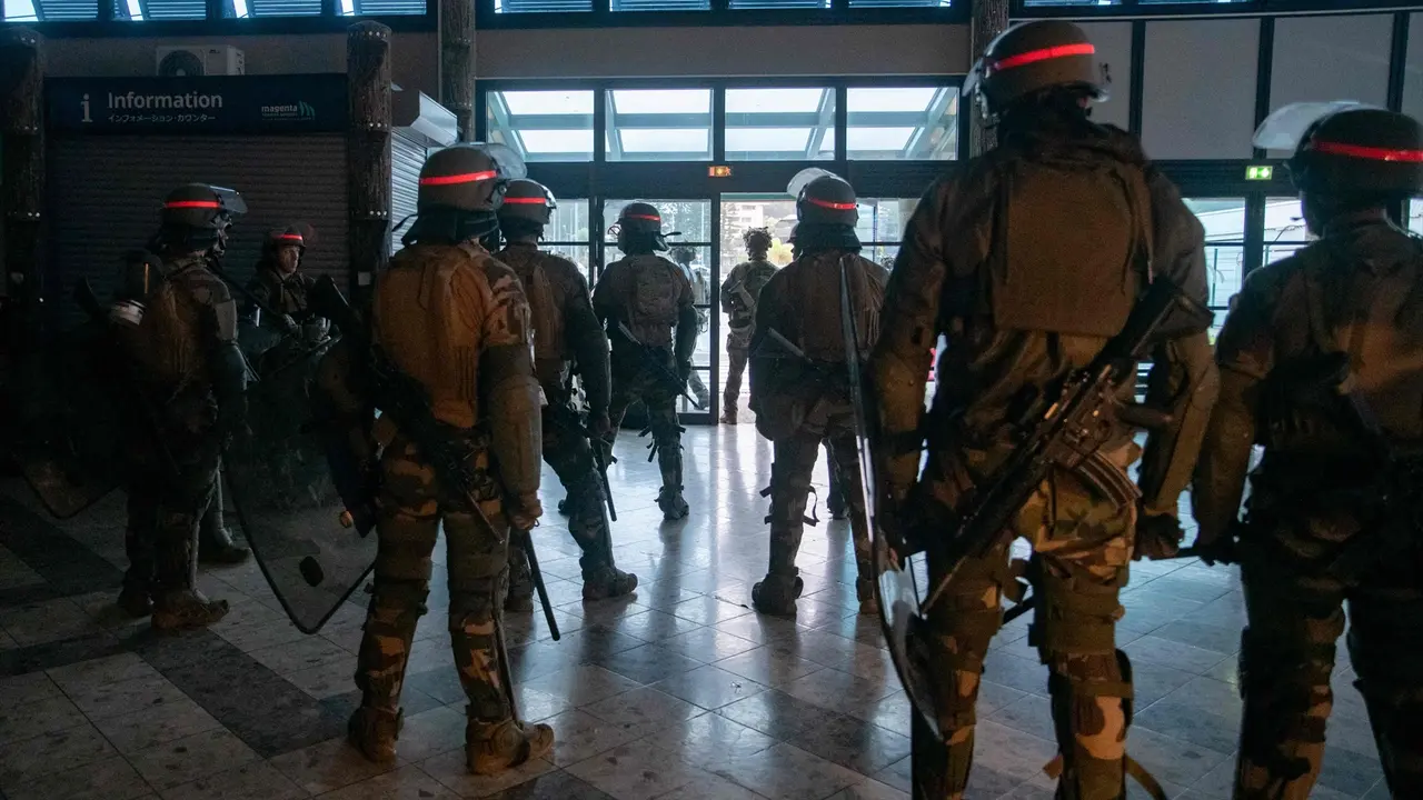 Soldados franceses en el aeropuerto de la capital de Nueva Caledonia. EP