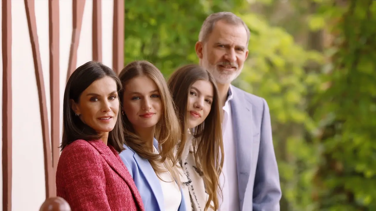 (I-D) La Reina Letizia; la Princesa Leonor; la infanta Sof&iacute;a y el Rey Felipe posan en los alrededores del Palacio Real. / Casa de S.M. el Rey