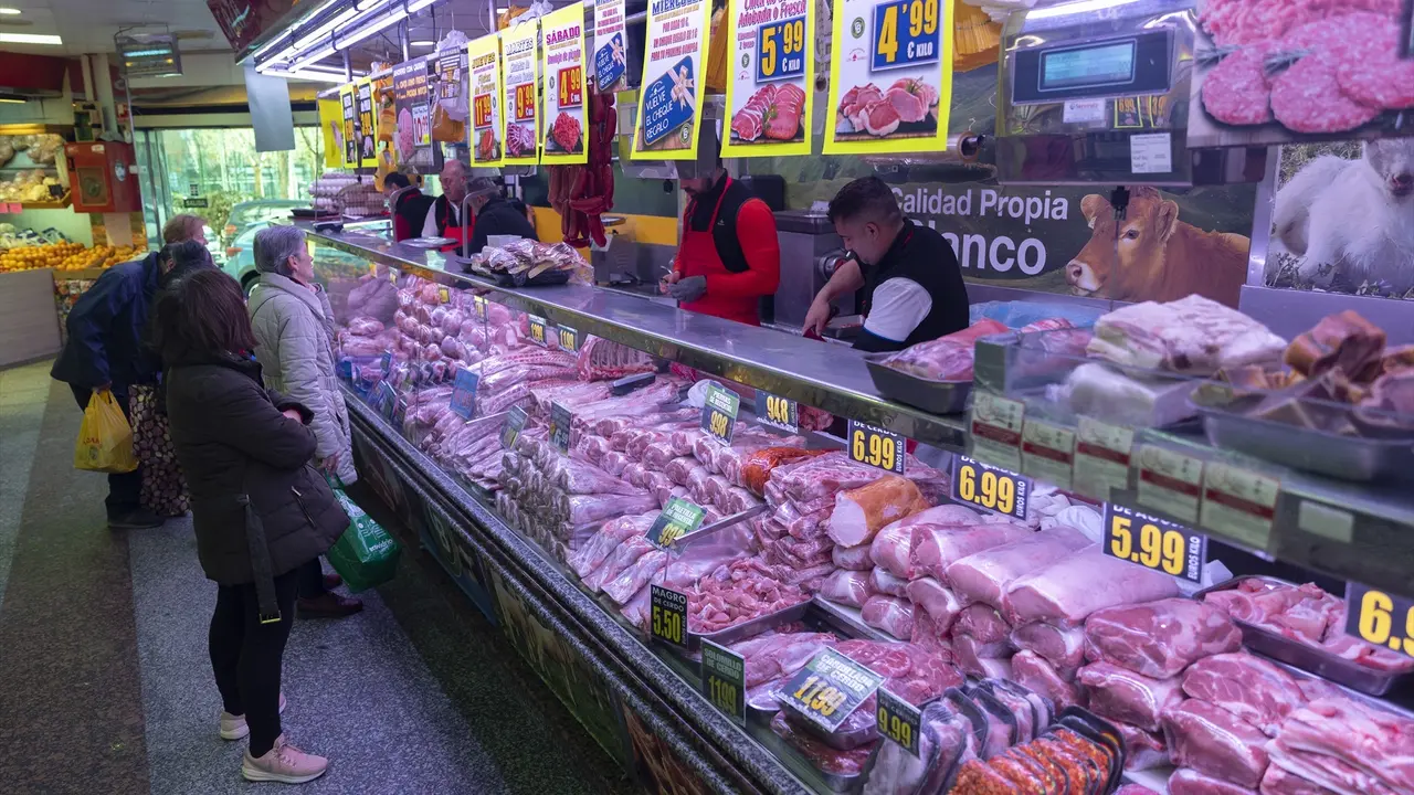 Varias personas compran en una carnicer&iacute;a en un mercado. EP / Archivo