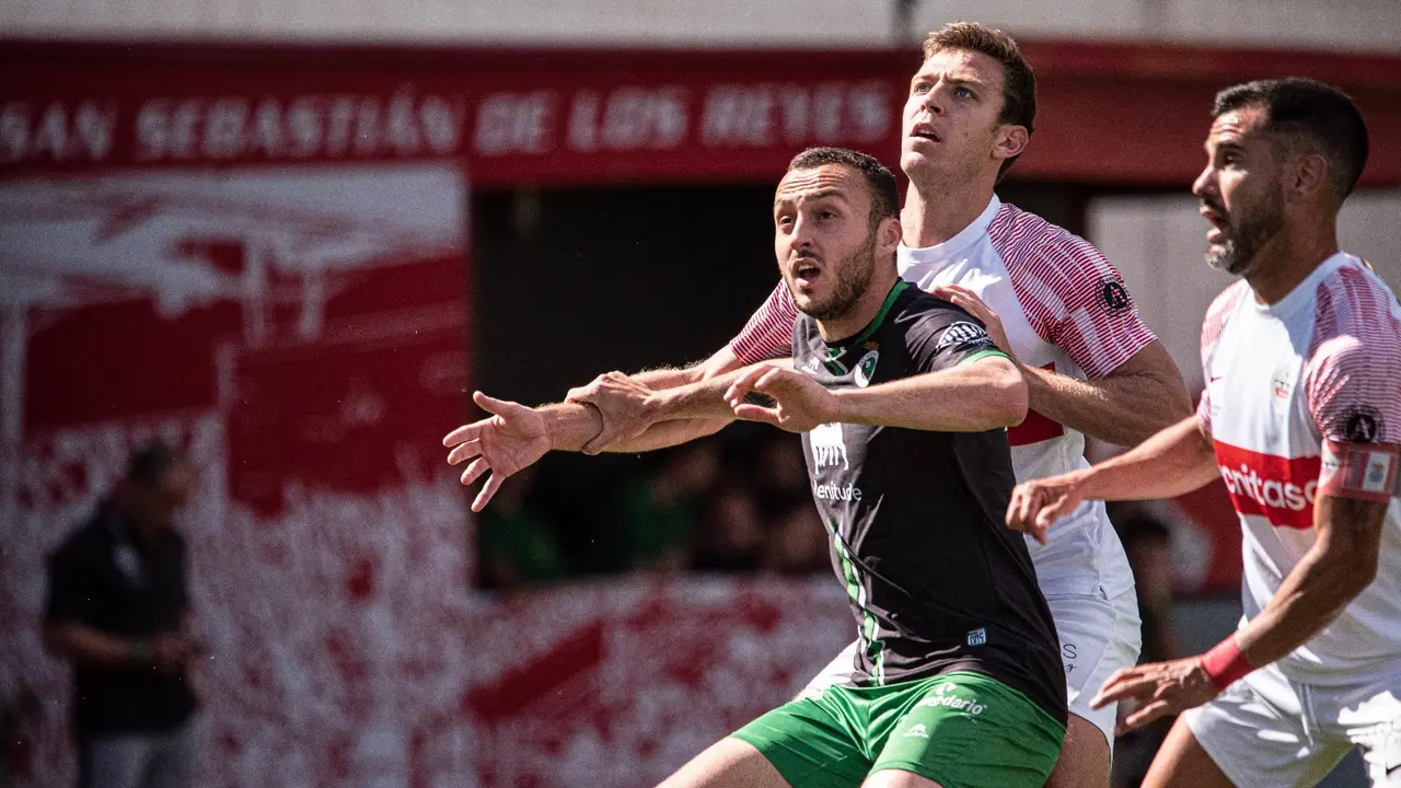 Una de las jugadas disputadas en el encuentro. / Racing de Santander