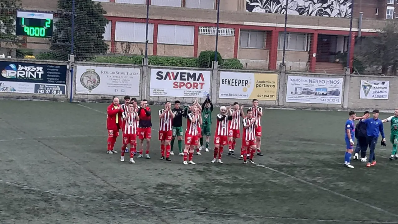 Los jugadores agradecen su apoyo a la afici&oacute;n tras la derrota. / Torina