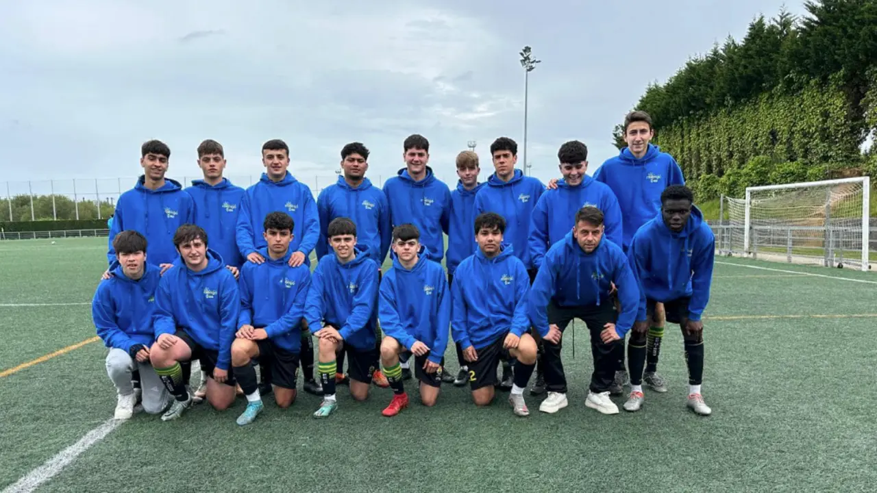 El equipo de juveniles del Miengo que han ascendido esta temporada. / AM