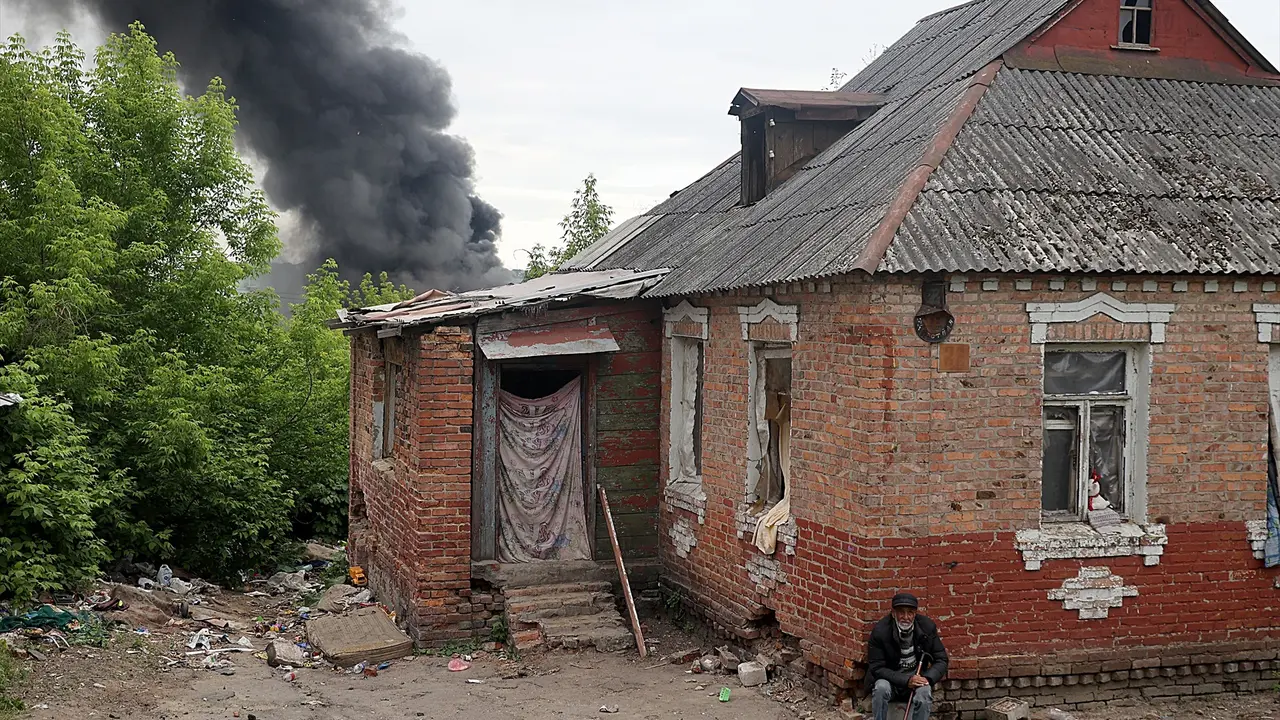 Humo detr&aacute;s de una casa en una regi&oacute;n ucraniana. DPA