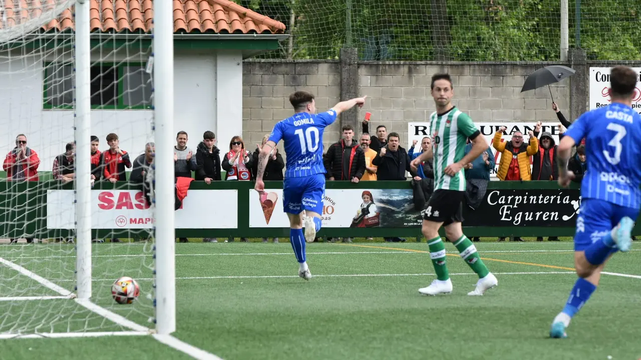 Gomila celebra su gol ante el Vimenor en La Vidriera. / Laredo