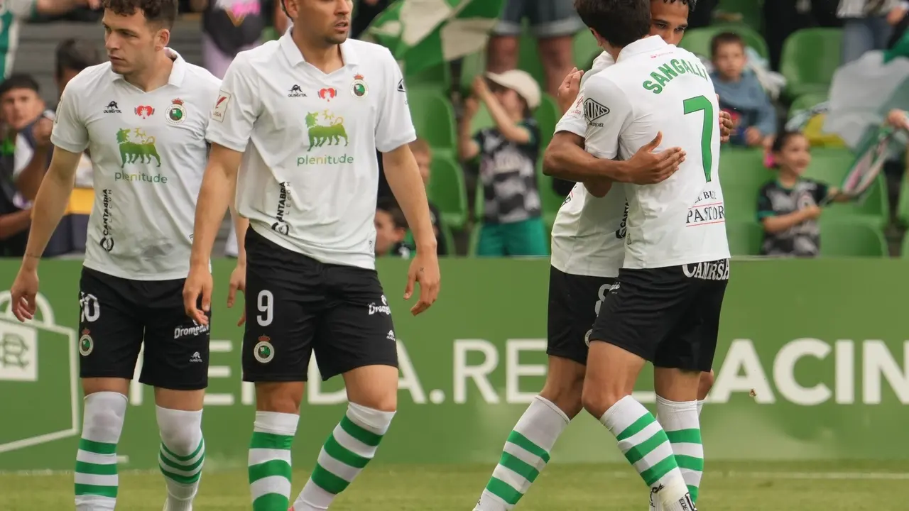 Mboula celebra con sus compa&ntilde;eros su &uacute;ltimo gol en El Sardinero. / RRC