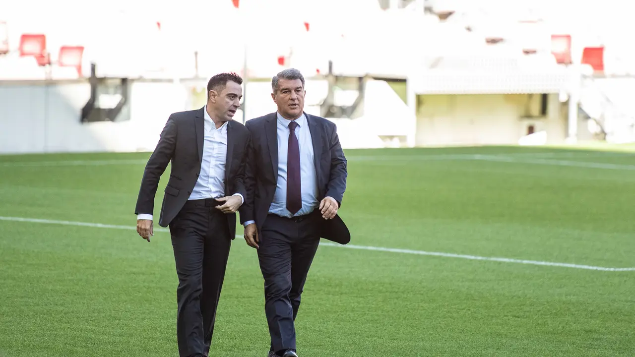 Xavi Hernandez y Joan Laporta durante la presentaci&oacute;n de Xavi. / EP