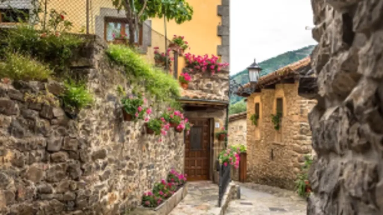 Una de las calles empedradas de los pueblos c&aacute;ntabros. / A.S.