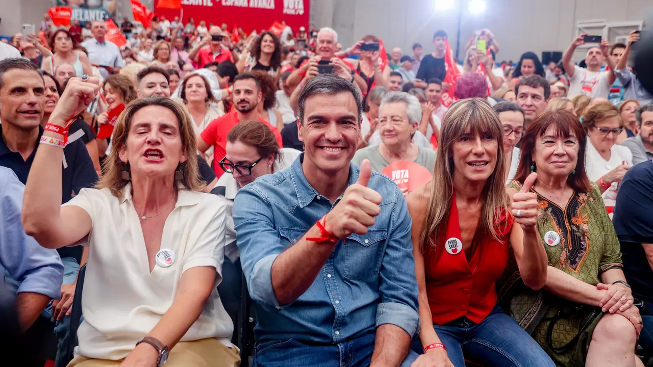 La vicepresidenta tercera y ministra para la Transici&oacute;n Ecol&oacute;gica y el Reto Demogr&aacute;fico, Teresa Ribera, el presidente del Gobierno y candidato a la reelecci&oacute;n por el PSOE, Pedro S&aacute;nchez, y su mujer, Bego&ntilde;a G&oacute;mez. / Ricardo Rubio