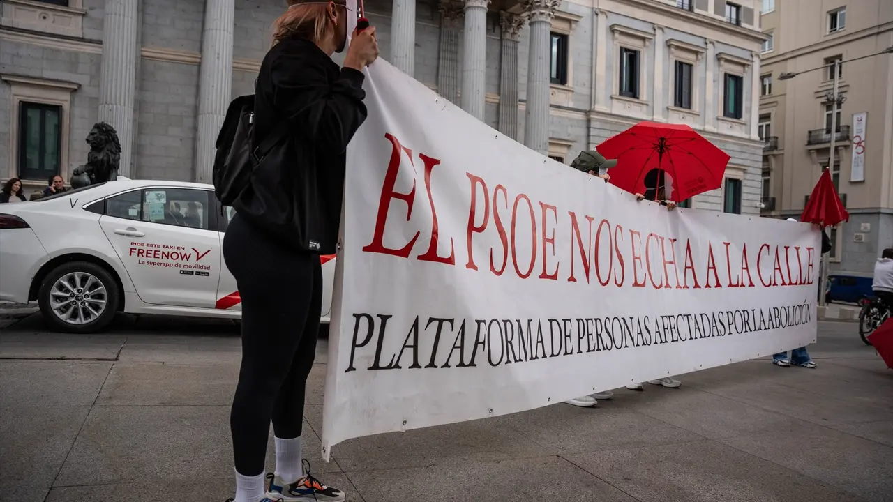 Varias personas durante la concentraci&oacute;n contra la abolici&oacute;n de la prostituci&oacute;n, frente al Congreso de los Diputados. Matias Chiofalo