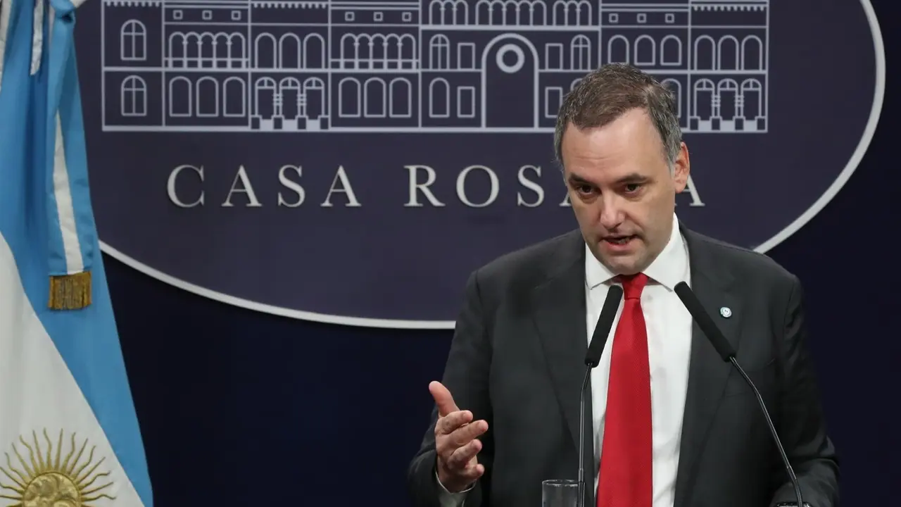 El portavoz del Gobierno de Argentina, Manuel Adorni, ofrece una declaraci&oacute;n institucional, en la Casa Rosada. EP