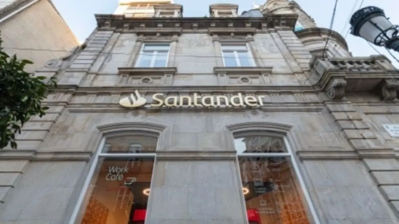 Fachada del Work Caf&eacute; de Banco Santander. EP