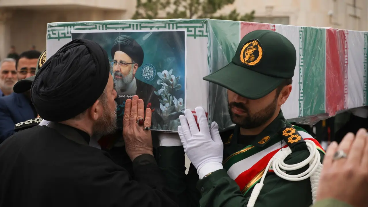 Un hombre besa el f&eacute;retro del presidente iran&iacute;, Ebrahim Raisi. EP
