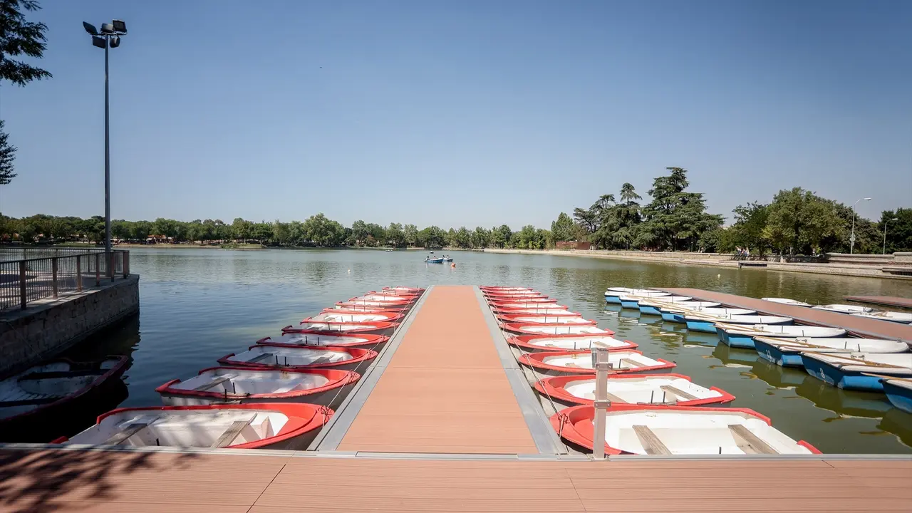 Barcas para alquilar en el muelle del lago de la Casa de Campo en Madrid. / Ricardo Rubio / Archivo