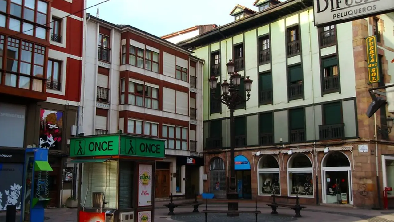 Fotograf&iacute;a de archivo de la Plaza del Sol en Torrelavega. / Alerta